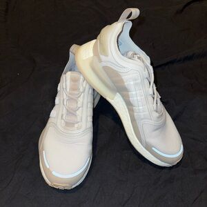 Adidas NMD V3 BOOST Men’s Size 9.5 Shoes Alumina Magic Beige HQ8601